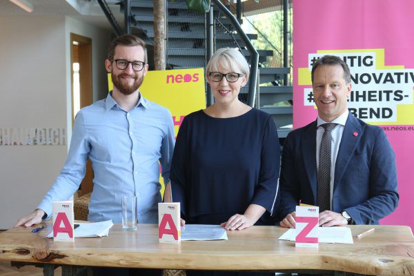Großes Bild: die Neos-Kandidaten Gasser, Scheffknecht und Thür (v.l.) Partei