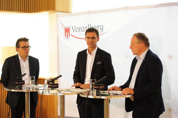 Hans-Peter Metzler (WKV), Landeshauptmann Markus Wallner und Hubert Hämmerle (AK) beim gestrigen Pressegespräch. VLk/Serra, DPA