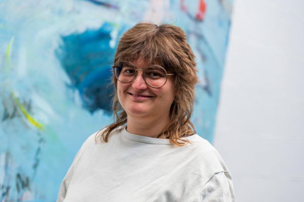 Maria Sendlhofer (oben) inszeniert die Urauffühung des Stücks „Das Optimum“ von Mario Wurmitzer. Die Produktion ist heute Abend im Theater Kosmos in Bregenz zu sehen. Dietmar Stiplovsek(2)
