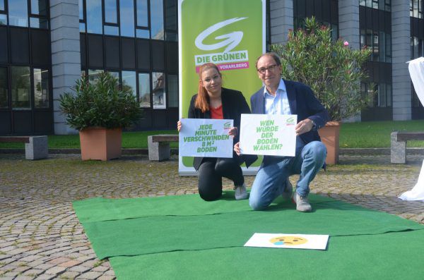 Tomaselli und Rauch legten vor dem Landhaus einen grünen Kunstrasen-Teppich aus. Edler