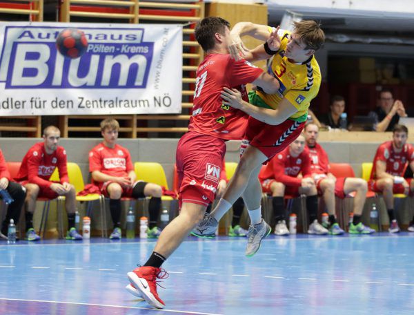 Der Teamgeist bei den Hardern passt (l.). Nun wollen die „Roten Teufel“ heute auch Schwaz stoppen. GEPA (2)