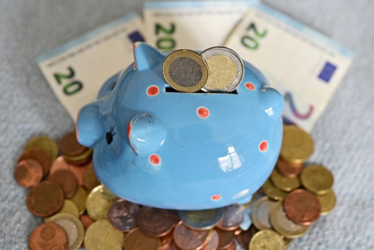 30 Prozent der Befragten bewahren ihr Geld zu Hause auf – ob im Sparschwein, geht aus der Studie nicht hervor. Martin Jäger ist der Sprecher der Vorarlberger Sparkassen. ⇒apa/Hans Punz, Studio Fasching