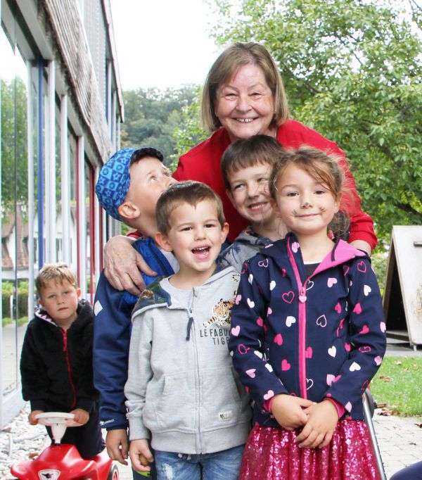 Maria Gasser mit „ihren“ Kindern. Krankenhaus-Betriebsges.m.b.H.