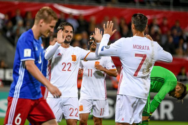 Andreas Malin als Dornbirn-Verteidiger in der 2. Liga (in Schwarz) und als Zuseher beim spanischen Jubel von Morata und Isco. Gepa (2)