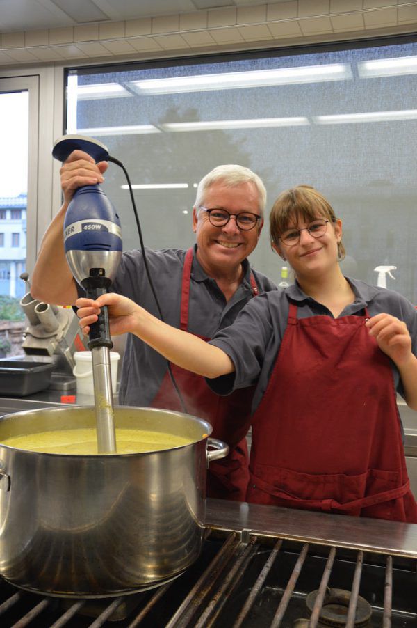 Bankangestellter Johannes Weis als Küchenhilfe in der Werkstätte Bludenz. Caritas