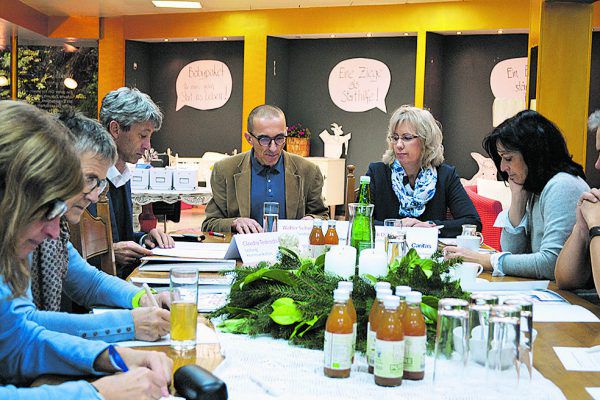 Claudio Tedeschi, Walter Schmolly und Heidi Dolensky (v.l.) bei der Präsentation (oben) des neuen WirkRaum Miteinander in Dornbirn (l.). Hartinger/Caritas