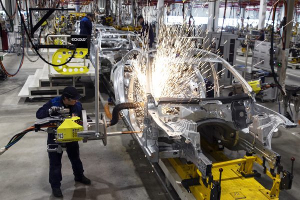 Daimler will künftig frei werdende Stellen nicht nachbesetzen. AP
