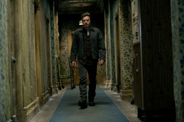 Danny muss wieder zum Overlook Hotel zurückkehren. Warner Bros.