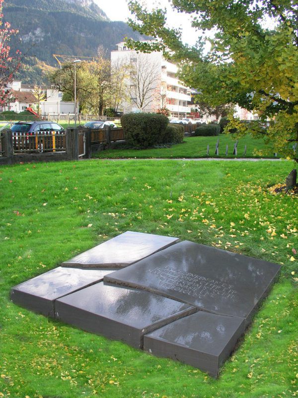 Das Denkmal ist im Garten des LKH Hohenems an der Kreuzung Bahnhofstraße und Kaiserin-Elisabeth-Straße situiert. Stadt Hohenems