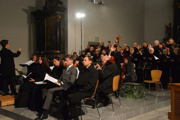 Das Konzert in der Kirche in Oberdorf.  Ensemble Kontrapunkt/Hannes Mäser