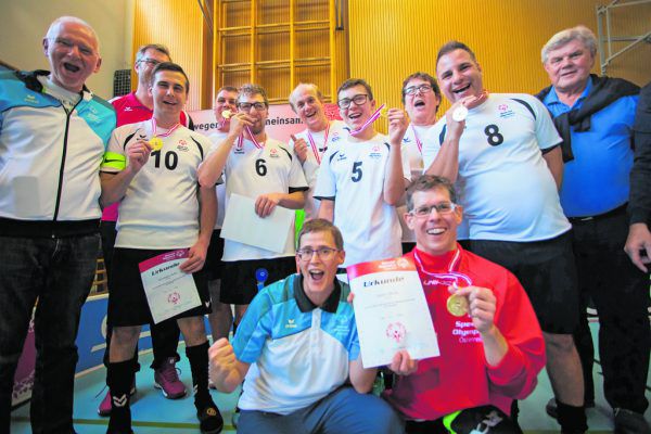 Das Siegerteam, verstärkt mit Special-Olympics-Förderer Mandi Katzenmayer und der Ex-Weltathleten-Sprecherin Johanna Pramstaller (v.l.).  Steurer (5)