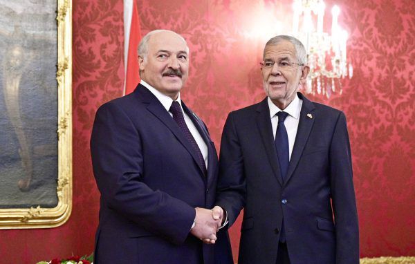 Der autoritäre Staatschef Alexander Lukaschenko (l.) war in Wien bei Bundespräsident Alexander Van der Bellen zu Gast. APA