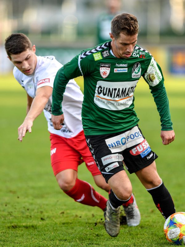Der Rieder Dreh- und Angelpunkt Stefan Nutz (r.) konnte von Christoph Domig (l.) nicht gestoppt werden. Gepa/Lerch