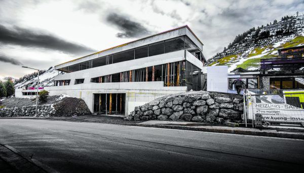 Der Zubau des Alpenresorts Walsertal in Faschina sollte im Dezember fertig gestellt sein. Nun muss der Rohbau komplett abgebrochen werden. Hartinger