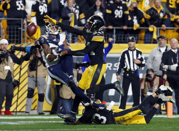 Die Defensive der Pittsburgh Steelers (in Schwarz) verhindert einen Passfang der Los Angeles Rams. APA