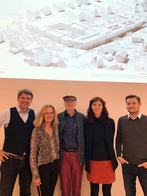 Die Gemeindeverantwortlichen mit den Architekten Jakob Fuchs (Bildmitte) und Hemma Fasch (2.v.r.). Marktgemeinde Lustenau