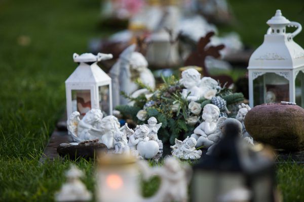 Die Grabsteine des Friedhofs sind liebevoll geschmück. Steurer (4)
