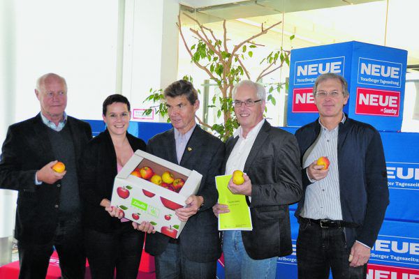 Die Obstbauern Manfred Nägele und Rudolf Vollmar, Ulrich Höfert von der Landwirtschaftskammer sowie Obstbauer Jens Blum (v.l.) mit NEUE-Mitarbeiterin Lisa Weber bei ihrem gestrigen Besuch in der Redaktion.  Neue