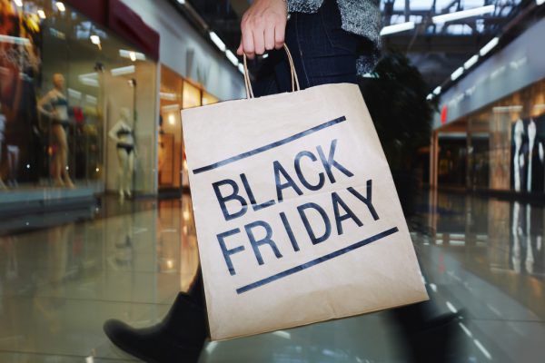 Die offerierten Preise am Black Friday sollten von den Kunden kritisch hinterfragt werden. Shutterstock