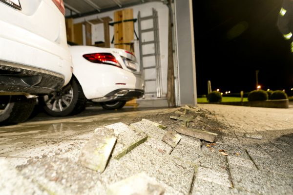 Durch die Verpuffung des ausgetretenen Gases im Untergrund dürften sich die Pflastersteine auf dem Vorplatz gelöst haben. ©Mathis