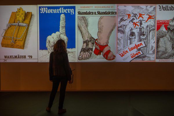 Eine Betrachterin vor der Wand-Projektion. Auch für das Kabarett „Wühlmäuse“ hat Luger Plakate gestaltet. Klaus hartinger (3)