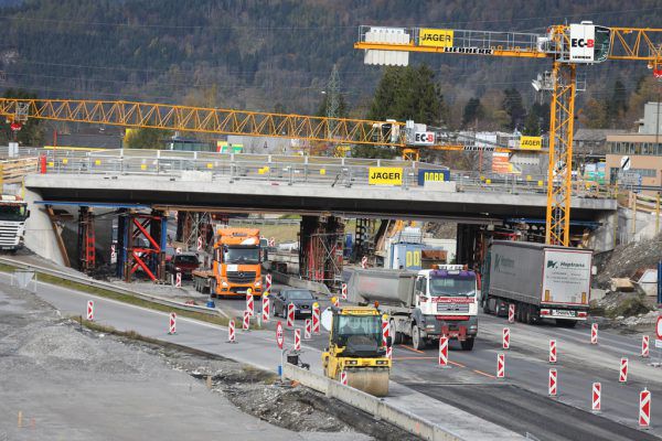 Foto oben: Walter Nußbaumer, von der Asfinag. Foto unten: So soll der Kreisverkehr aussehen. Hartinger, Asfinag