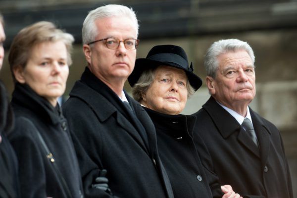 Fritz von Weizsäcker im Jahr 2015 mit Schwester Beatrice und Mutter Marianne sowie dem damaligen Bundespräsidenten Joachim Gauck. AFP
