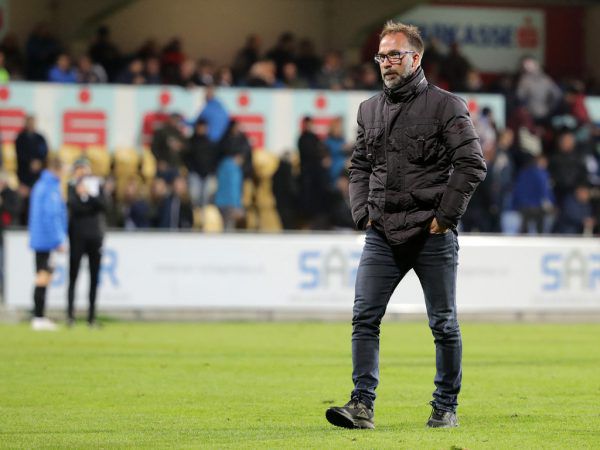 Gefahr gab es fast nur im Strafraum von Austria-Keeper Domenik Schierl (l.). Die Sorgen bei Roman Mählich (oben) werden größer. Gepa