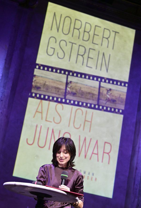 Gstreins Lebensgefährtin nahm den Preis entgegen. APA