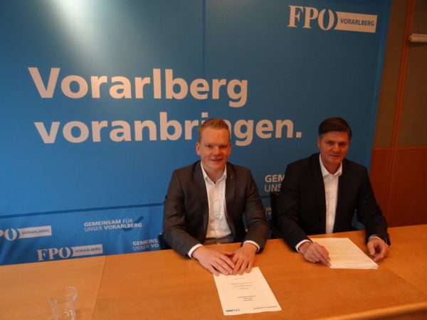 Haben die Ergebnisse ihrer Klausur präsentiert: die FPÖ-Abgeordneten Christof Bitschi (l.) und Daniel Allgäuer. FPÖ
