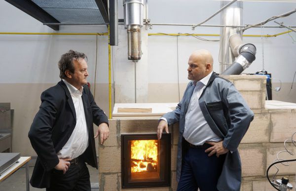 Hanno Settele (l.) in „Dok 1“. ORF/NeulandFilm/Matthias Horngacher