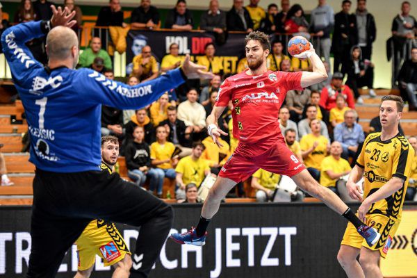 Hoher Luftstand bei Boris Zivkovic (linkes Bild) und Tine Poklar (unten). Gegenspieler Josip Juric-Grgic bzw. Nico Schnabl haben das Nachsehen. GEPA/Lerch (2)