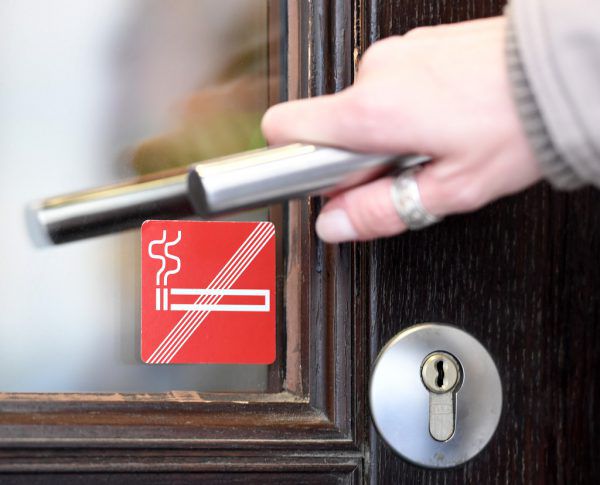 In Lokalen darf in Zukunft nicht mehr geraucht werden. APA/ Fohringer