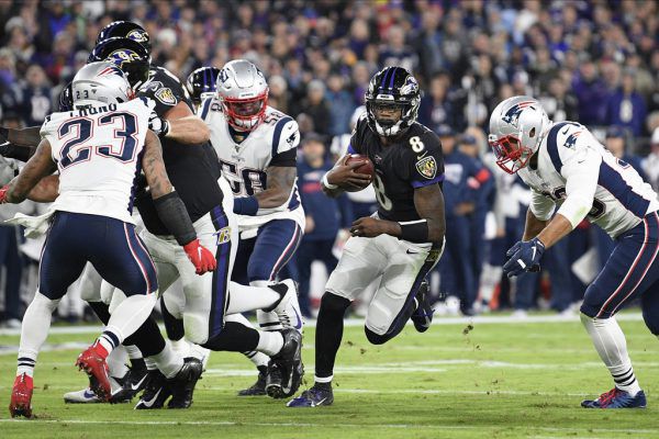 Lamar Jackson (in Schwarz) enteilt einmal mehr einer der besten Verteidigungen der Liga und wurde mit MVP-Rufen gefeiert. AP