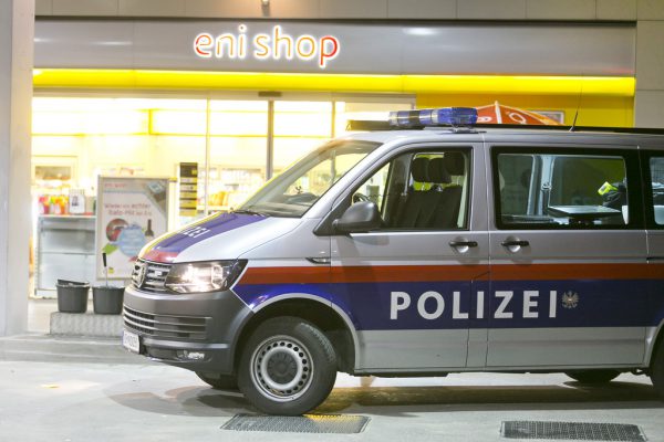 Nach einem unbekannten Täter (kleines Foto links) wird nach einem Tankstellenüberfall gefahndet. ©Dietmar Mathis, Polizei