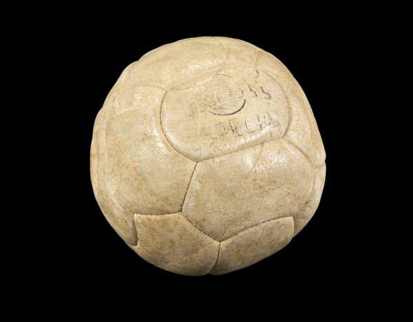 Pele denkt gerne an seinen 1000. Treffer zurück. Erzielt hat er ihn mit diesem Lederball (oben). reuters (2)