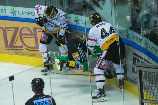 Robin Soudek (in Weiß) traf nach Belieben. An der Bande wurde gekämpft (r.) Steurer (2)