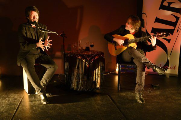 Sänger Juan Cárdenas mit Valle Monje im Konzert.Daniel Ongaretto-Furxer