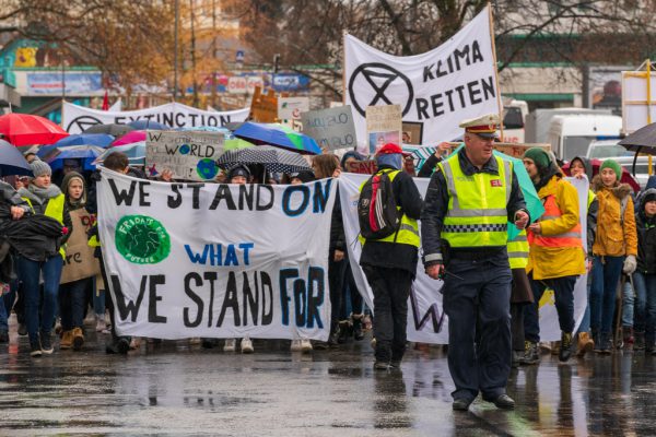 Schüler und Klimaaktivisten trotzten dem Regen. Dietmar Stiplovsek