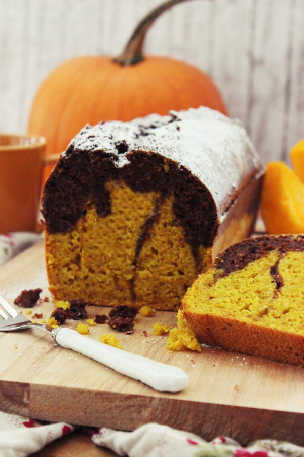 Sehr saftiger Kuchen mit dem Herbstklassiker „Kürbis“.