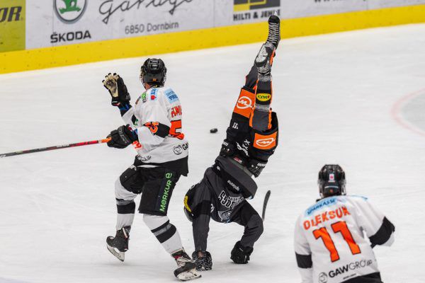 Simeon Schwinger nahm den Kampf an und machte beinahe einen Salto auf dem Eis. Dietmar Stiplovsek