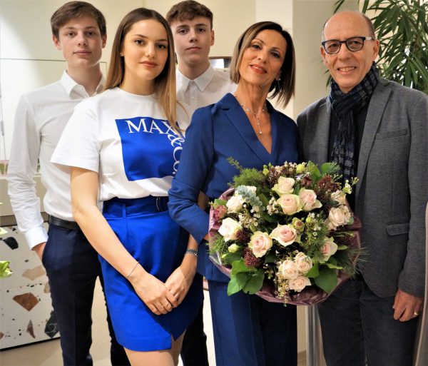 Stadtrat Michael Rauth heißt Josette Azzopardi als Geschäftsführerin von Max&Co. willkommen. Links ihre Kinder Mikael, Alessia und Samuel. privat (4)