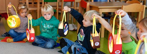 Stolz präsentieren die Kinder ihre Laternen.Oliver Lerch