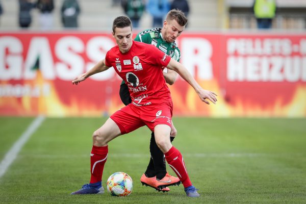 Torjäger Ygor Carvalho mit dem Meisterpokal (l.), die Mannschaft feiert den Cupsieg, und Florian Prirsch im Duell mit der SV Ried am vergangenen Sonntag. Gepa, Frederick Sams, Oliver Lerch