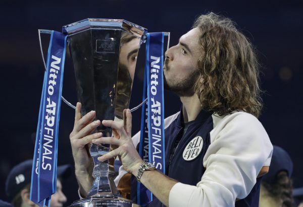 Tsitsipas mit der WM-Trophäe. AP