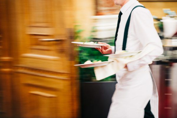 Unregelmäßige Arbeitszeiten und schlechte Bezahlung veranlassen viele Kellner, sich einen neuen Job zu suchen. Shutterstock