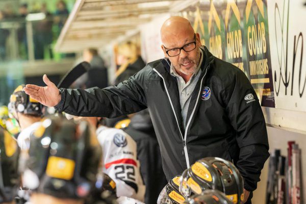 VEU-Coach Patrice Lefebvre war unzufrieden, sein Team ließ die Lustenauer vor dem Tor gewähren. Stiplovsek