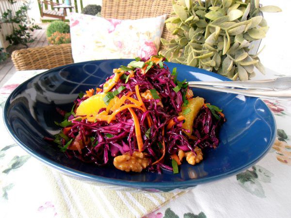 Zum Blaukrautsalat passt knuspriges Weißbrot, aber auch ein herzhaftes Landbrot wundervoll. Ulrike Hagen