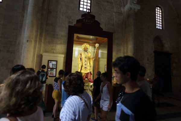 Eine Statue des heiligen Nikolaus in der Basilika San Nicola in Bari, Italien. Shutterstock, Archiv NEUE