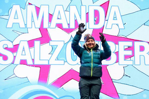 Amanda Salzgeber testete die Goldmedaille auf ihre Echtheit und freute sich mit Mama Anita Wachter. Gepa (4)